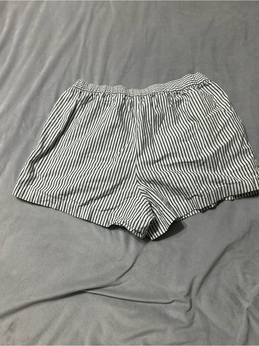 Uniqlo Black and White Striped High-Waist Women’s Shorts - Picture 3 of 4